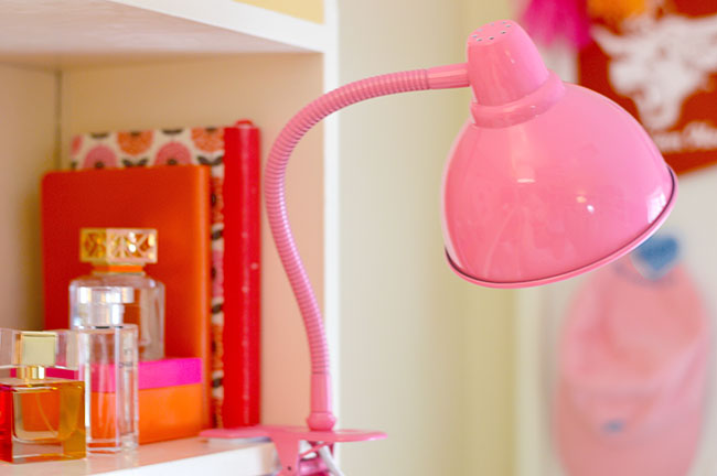 sorority house, how to decorate a dorm room, preppy dorm room, cute dorm room decoration tips, cute dorm room decoration, interior design, southern dorm room, cute dorm room, pink lamp